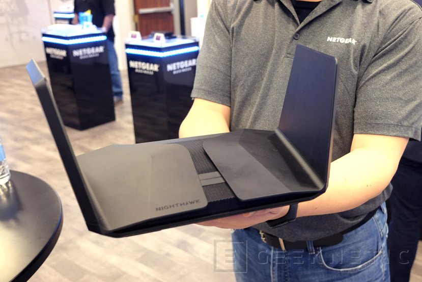 Geeknetic WiFi 6 a 6 Gbps y Multi-GIG a 5 Gbps en el llamativo router &quot;con alas&quot;  Netgear Nighthawk AX12 2