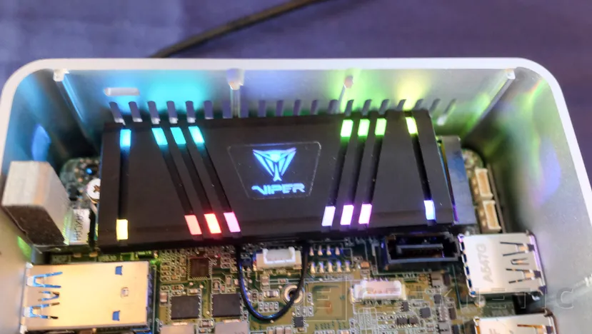 Geeknetic Patriot integra 13 LEDs RGB en sus SSD NMVe M.2 Viper VPR100 1