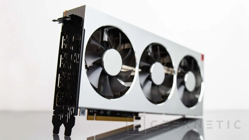 Geeknetic AMD especifica que sus drivers PRO para la Radeon VII no llevarán certificaciones ni optimizaciones en aplicaciones 3D 1