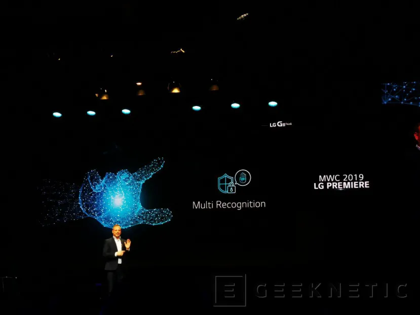 Geeknetic El LG G8 sorprende con su cámara 3D con identificación de venas de la mano y una pantalla que hace las veces de altavoz 9