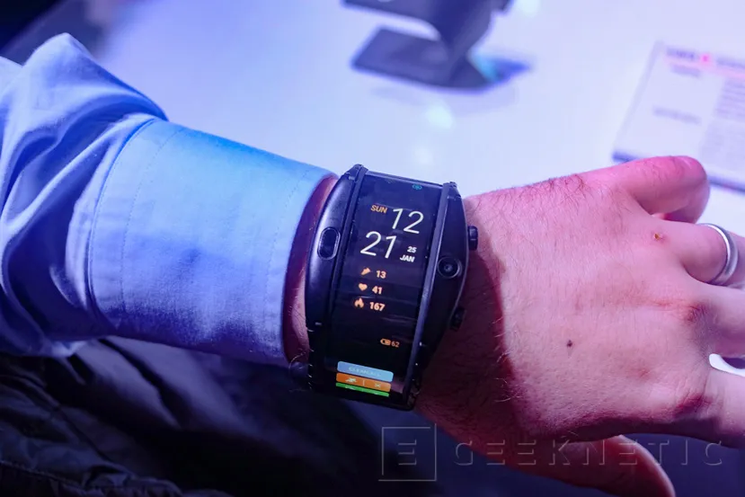 Geeknetic Nubia sorprende con un Smartphone flexible que se coloca en la pulsera como un smartwatch 2