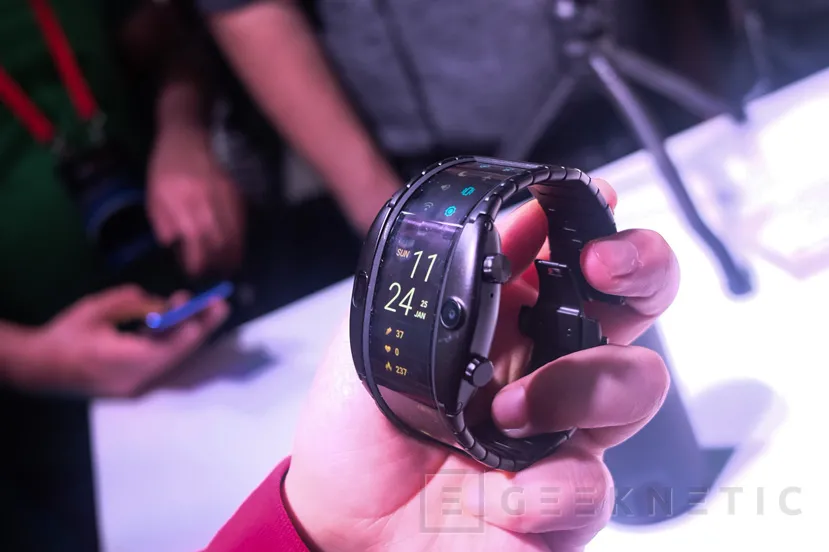 Geeknetic Nubia sorprende con un Smartphone flexible que se coloca en la pulsera como un smartwatch 1