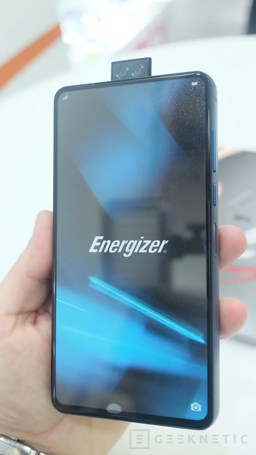 Geeknetic 18000 mAh en el Energizer Power Max P18K Pop, el smartphone con mayor batería del mundo 1