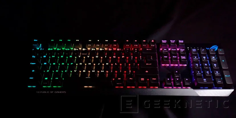 Geeknetic El teclado gaming mecánico ASUS ROG Strix Scope cuenta con una tecla CTRL más ancha, RGB y Cherry MX Red 1