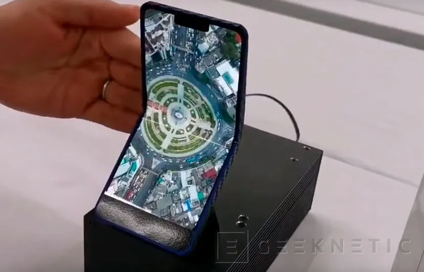 Geeknetic Sharp muestra un prototipo de smartphone plegable verticalmente 1