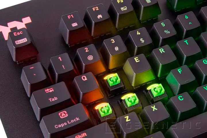 Geeknetic Thermaltake dota de interruptores Razer Green a su teclado gaming Level 20 RGB 2
