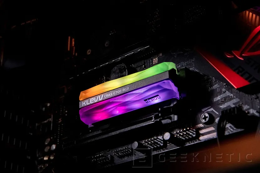 Geeknetic Klevv lanza la unidad SSD con más iluminación RGB del mercado 1