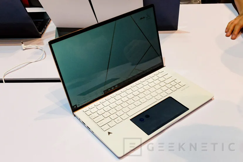 Geeknetic El ASUS ZenBook 13 con ScreenPad 2.0 se viste de cuero y oro en su edición especial Edition 30 1