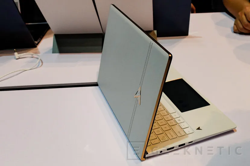 Geeknetic El ASUS ZenBook 13 con ScreenPad 2.0 se viste de cuero y oro en su edición especial Edition 30 4
