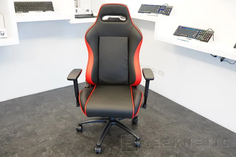 Geeknetic Tesoro muestra sillas gaming y alfombrillas RGB con carga inalámbrica en el Computex 2