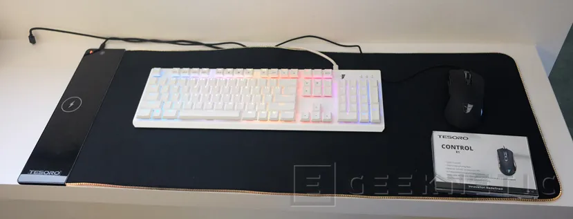 Geeknetic Tesoro muestra sillas gaming y alfombrillas RGB con carga inalámbrica en el Computex 4