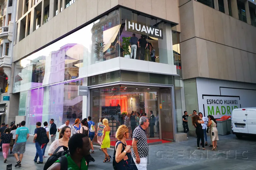 Geeknetic Huawei abre su primera tienda oficial en España con 1000 metros cuadrados en plena Gran Vía de Madrid 1