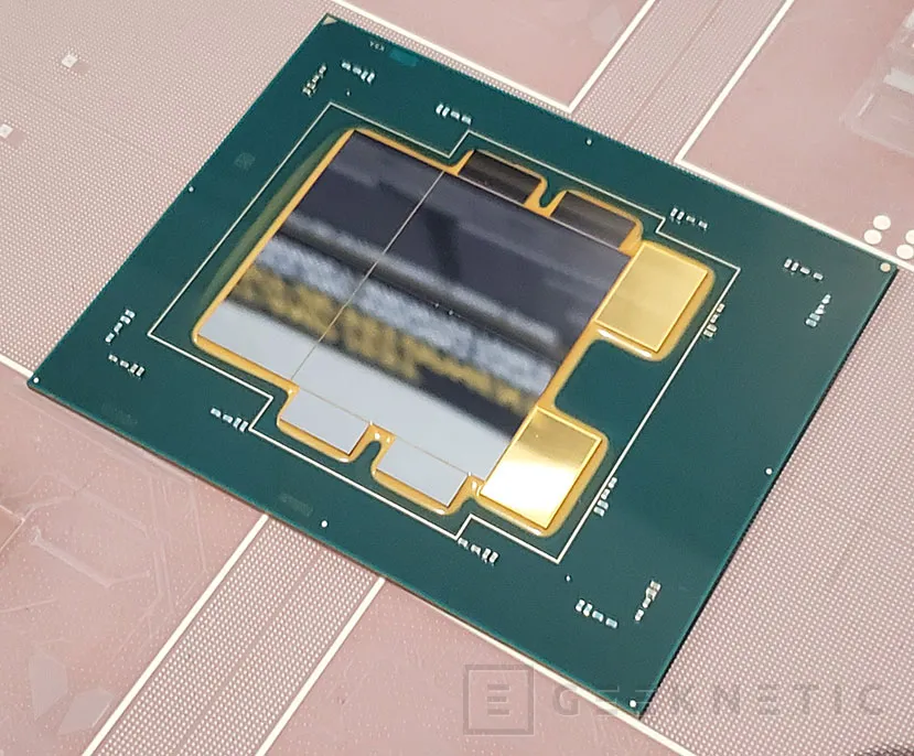Geeknetic Intel reinventa el empaquetado de sus CPUs cosiendo los chiplets Foveros unos a otros con Co-EMIB 5