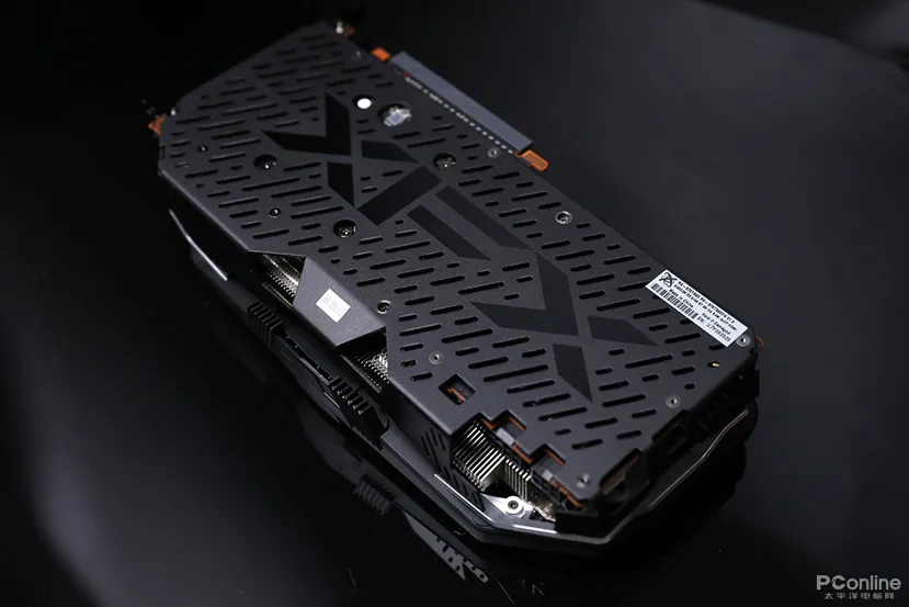 Geeknetic La XFX RX 5700 XT Black Wolf se filtra con un grosor de 2.5 slots y refuerzos estructurales 3