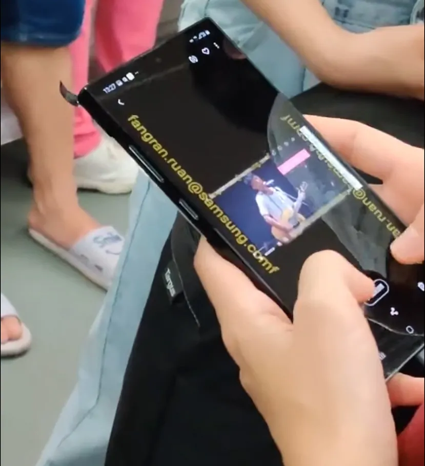 Geeknetic Samsung Galaxy Note 10 se deja ver en público con su pantalla sin marcos Infinity O 1