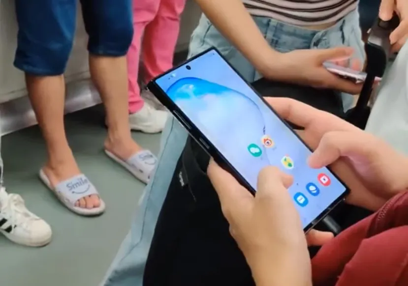 Geeknetic Samsung Galaxy Note 10 se deja ver en público con su pantalla sin marcos Infinity O 2