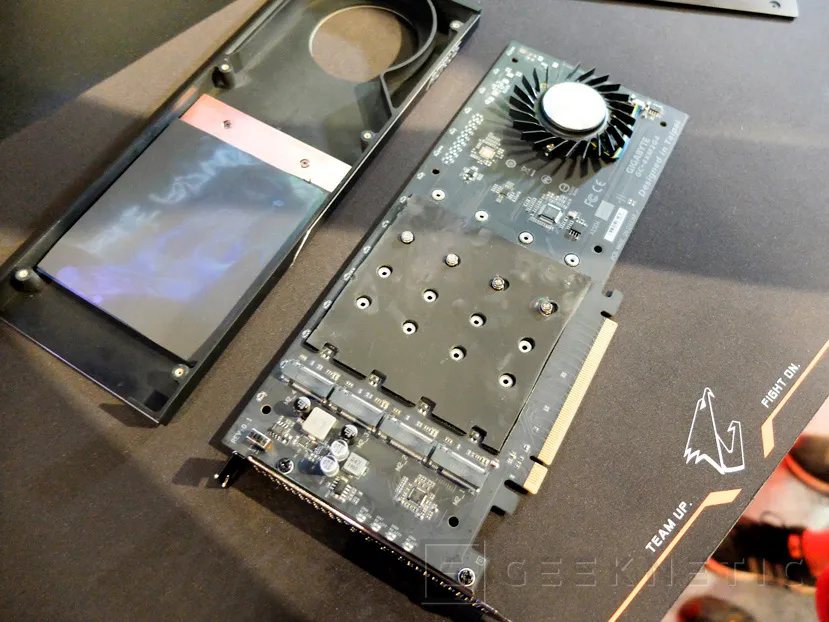 Geeknetic Gigabyte lanza la tarjeta PCIe 4.0 x16 Aorus Gen4 AIC SSD 8 TB con velocidades de hasta 15 GBps en RAID 0 2
