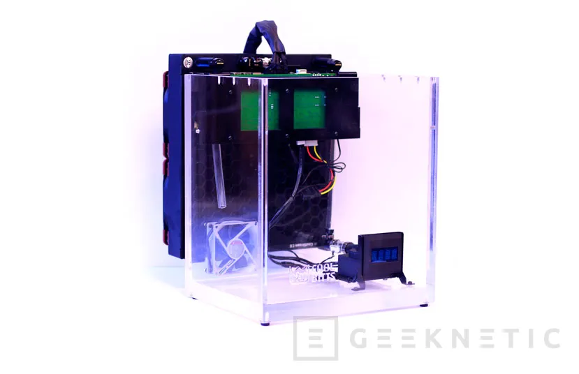 Geeknetic CoolBitts quiere que tengas tu PC inmerso en líquido no conductivo en su caja ICEbox capaz de disipar hasta 750 W 1