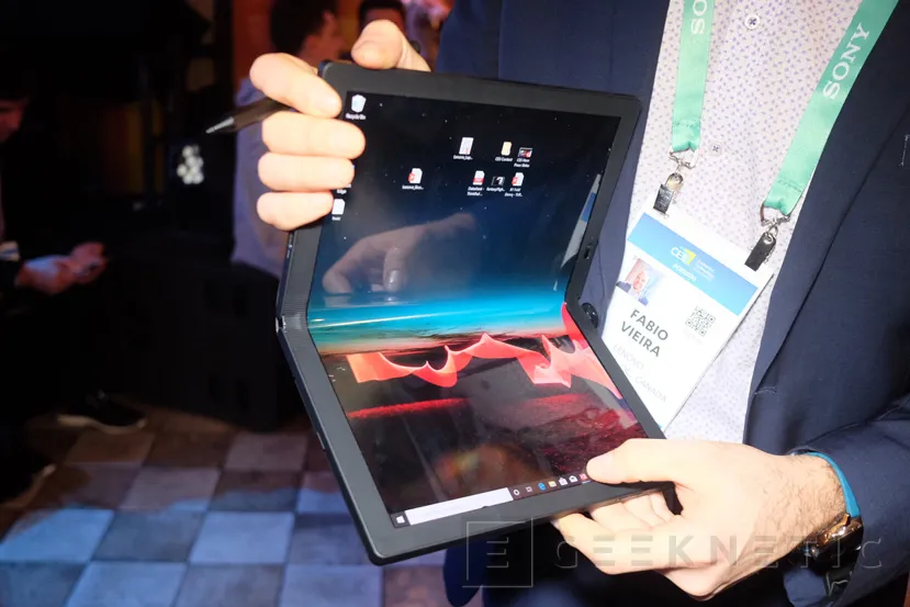 Geeknetic Lenovo muestra en esta edición del CES su primer portátil con pantalla plegable, el Thinkpad X1 1