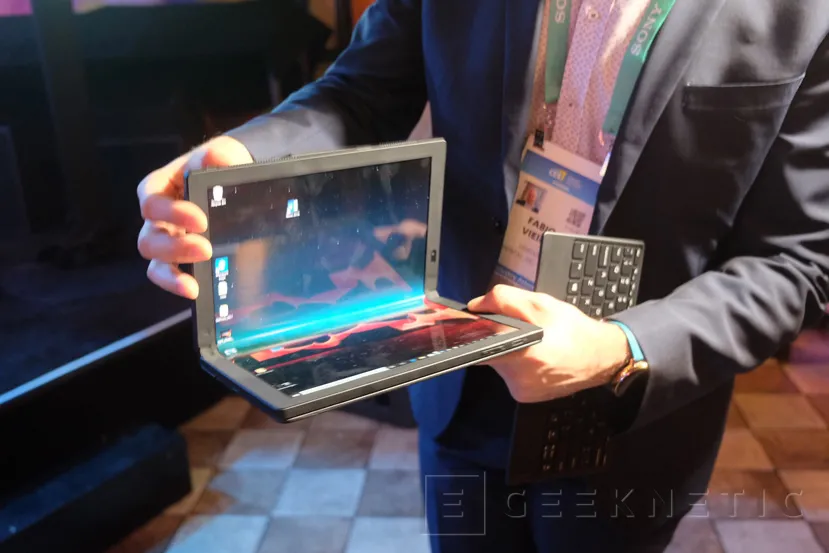 Geeknetic Lenovo muestra en esta edición del CES su primer portátil con pantalla plegable, el Thinkpad X1 3