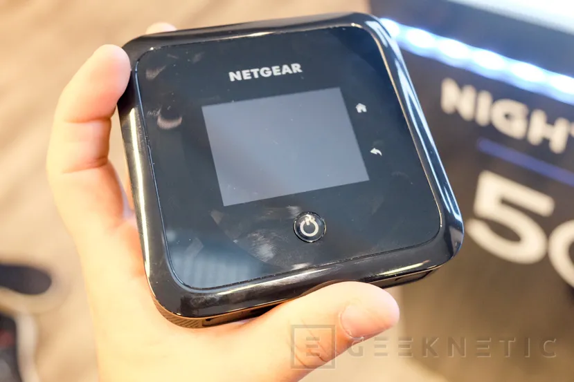 Geeknetic Netgear nos enseña su primer router portátil con 5G y WiFi 6, el NightHawk 5G 1