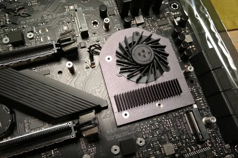 Geeknetic Un modder llamado DerRuehrer ha mejorado las temperaturas de su chipset X570 con un pequeño disipador pasivo 1