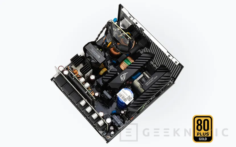 Geeknetic 850W de potencia y eficiencia 80 PLUS GOLD en la nueva fuente modular ASUS ROG Strix White Edition 2
