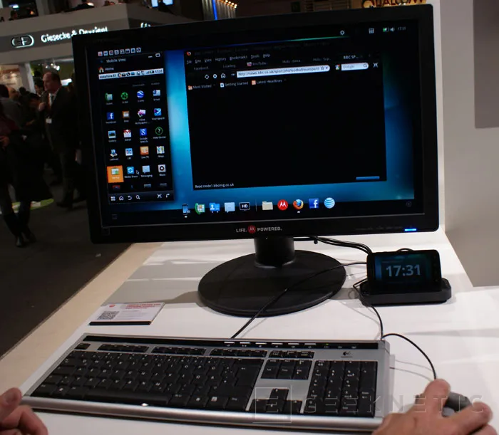 Geeknetic [MWC] Motorola nos muestra su nuevo Smartphone ATRIX 4G con sus dockings 2
