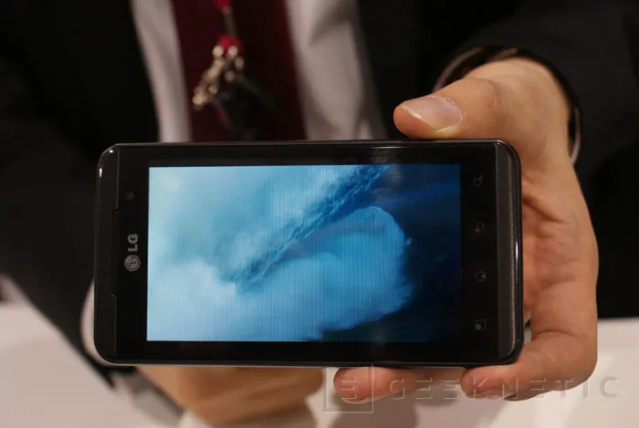 Geeknetic [MWC] LG lanza su tablet y su nuevo Smartphone orientados al 3D 1