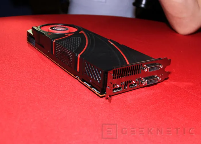 Geeknetic Tenemos las primeras imágenes de la nueva AMD Radeon R9 290X 2