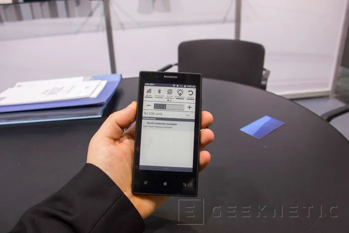 El MIDIA InkPhone tiene una autonomía de 2 semanas gracias a su pantalla de tinta electrónica, Imagen 1