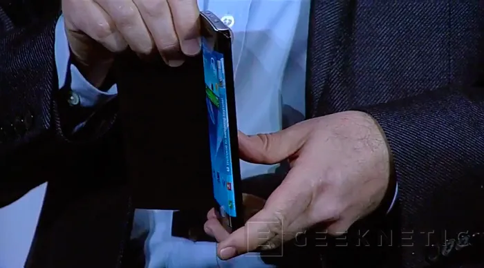 Geeknetic Samsung sorprende presentando el Galaxy Note Edge con pantalla curvada 1