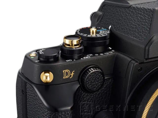 Nikon anuncia una edición limitada de su cámara Black DF con partes en oro, Imagen 3
