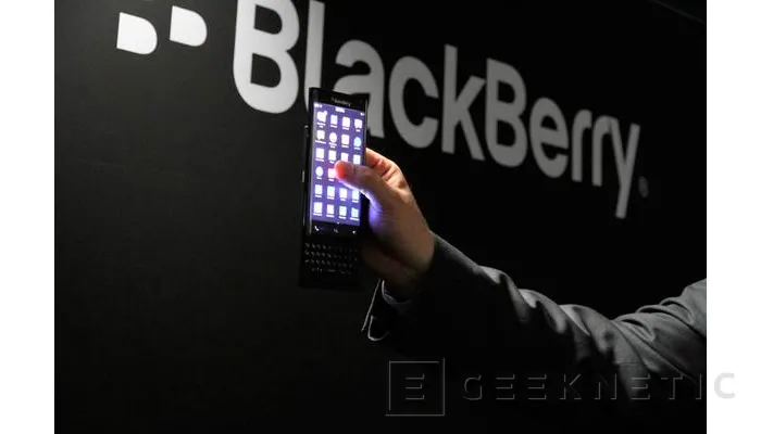 Geeknetic Blackberry prepara un terminal slider con pantalla curva 1