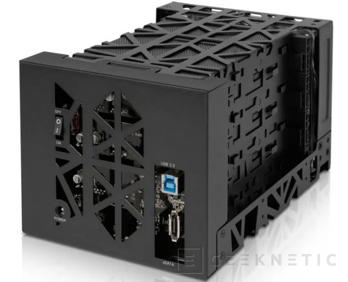 Geeknetic IcyDock presenta su nuevo Backplane Black Vortex externa.  2