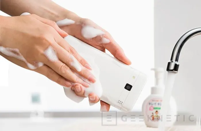 El smartphone Kyocera Digno Rafre se puede lavar con jabón bajo el grifo, Imagen 1