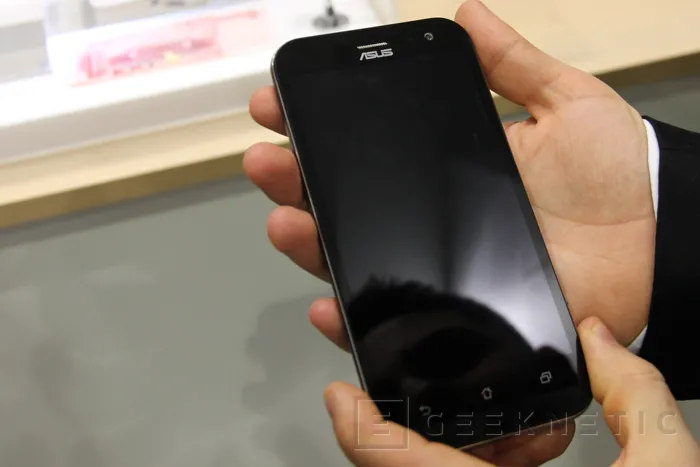 A la cuarta va la vencida: El ASUS ZenFone Zoom saldrá al mercado en febrero, Imagen 2