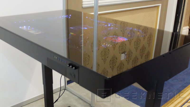 Lian Li muestra su nueva torre en forma de mesa con sistema hidráulico de elevación, Imagen 1