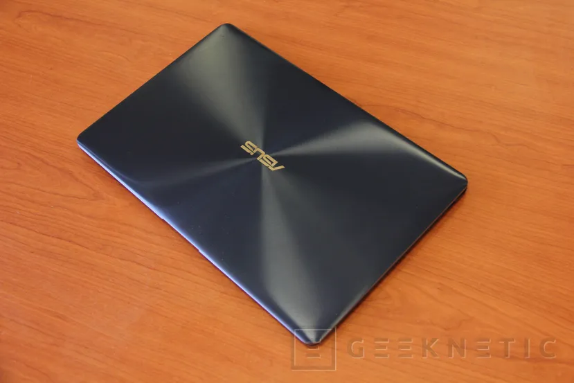 Geeknetic ASUS ZenBook 3 Deluxe UX490UA 2