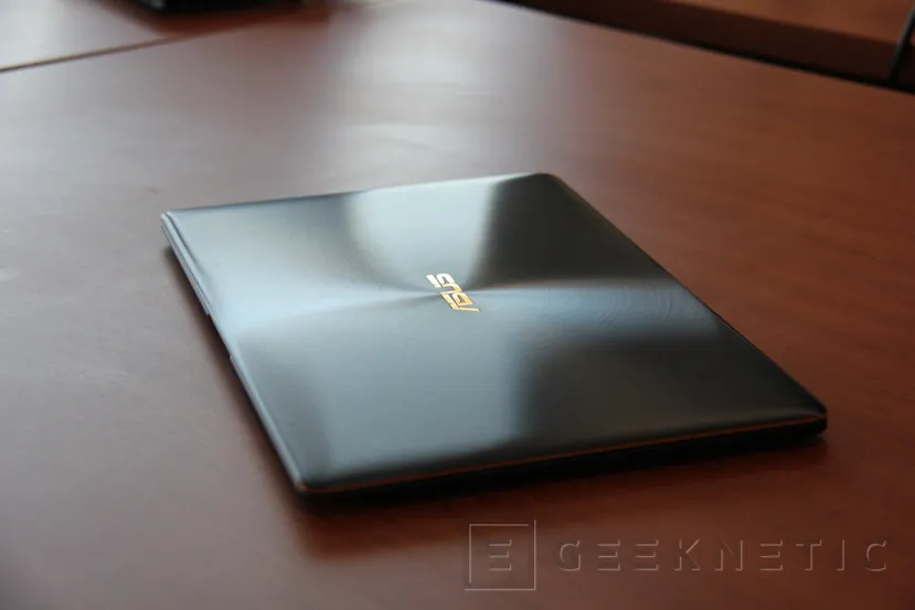 Geeknetic ASUS ZenBook 3 Deluxe UX490UA 1