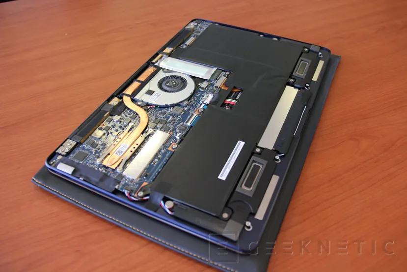 Geeknetic ASUS ZenBook 3 Deluxe UX490UA 10