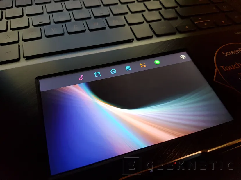 Geeknetic Review ASUS Zenbook Pro 15 UX580GD con ScreenPad 11