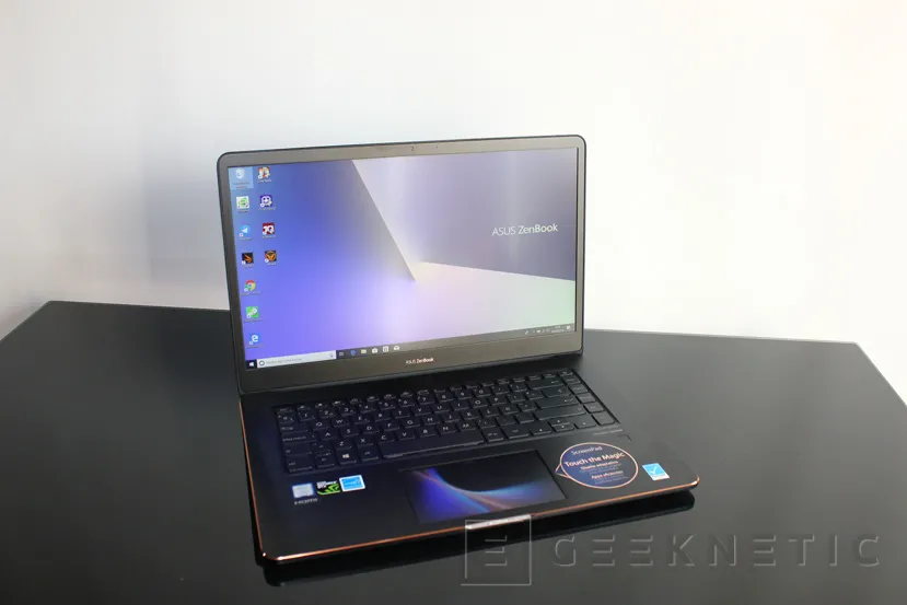 Geeknetic Review ASUS Zenbook Pro 15 UX580GD con ScreenPad 3