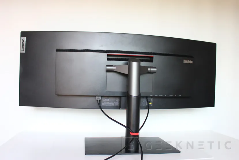 Geeknetic Review Monitor Super UltraWide Lenovo ThinkVision P44w 6