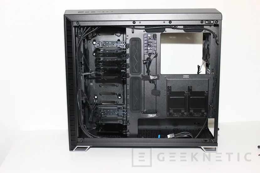 Geeknetic Review Caja Fractal Vector RS 30