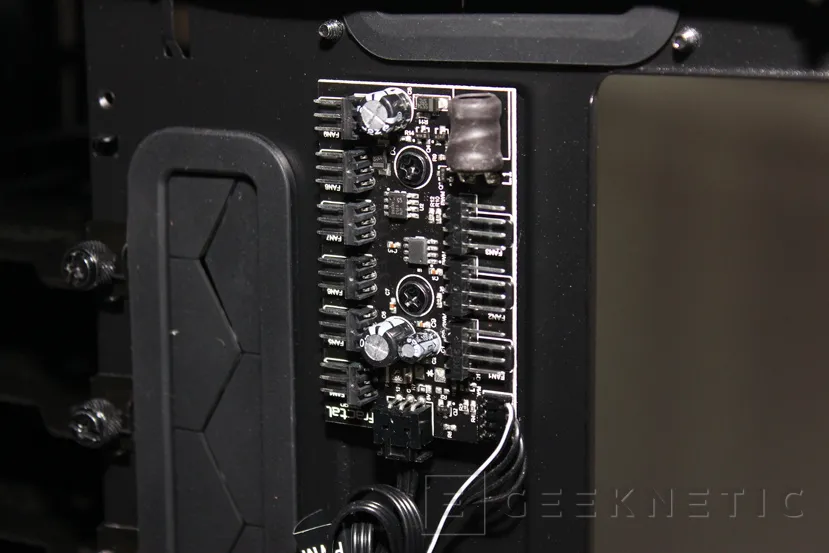 Geeknetic Review Caja Fractal Vector RS 24
