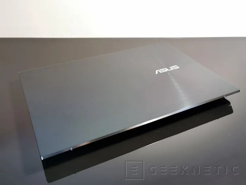 Geeknetic Review ASUS Zenbook Pro Duo UX581 con ScreenPad Plus 2
