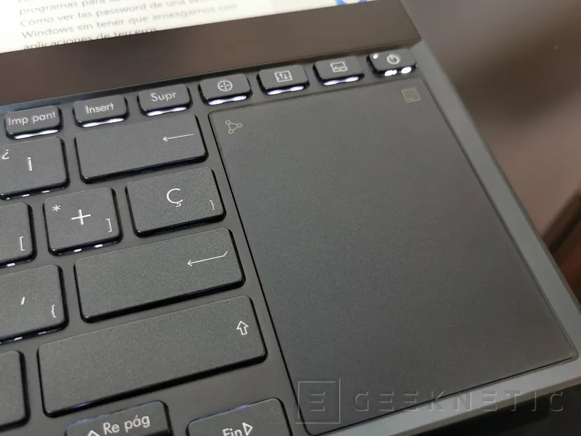 Geeknetic Review ASUS Zenbook Pro Duo UX581 con ScreenPad Plus 16