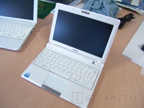 Geeknetic MSI Wind vs. ASUS EeePC 900 10