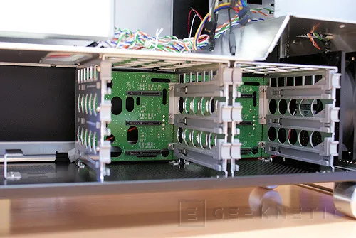 Geeknetic Lian-Li PC-V1000Z. Estilo y diseño para una caja de ensueño 10